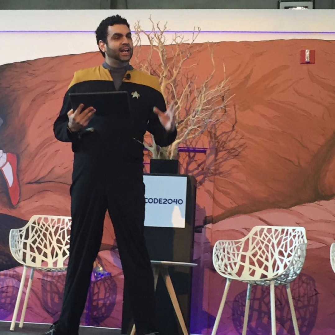 A photo of Danilo Campos giving a presentation while wearing a Starfleet Engineering uniform